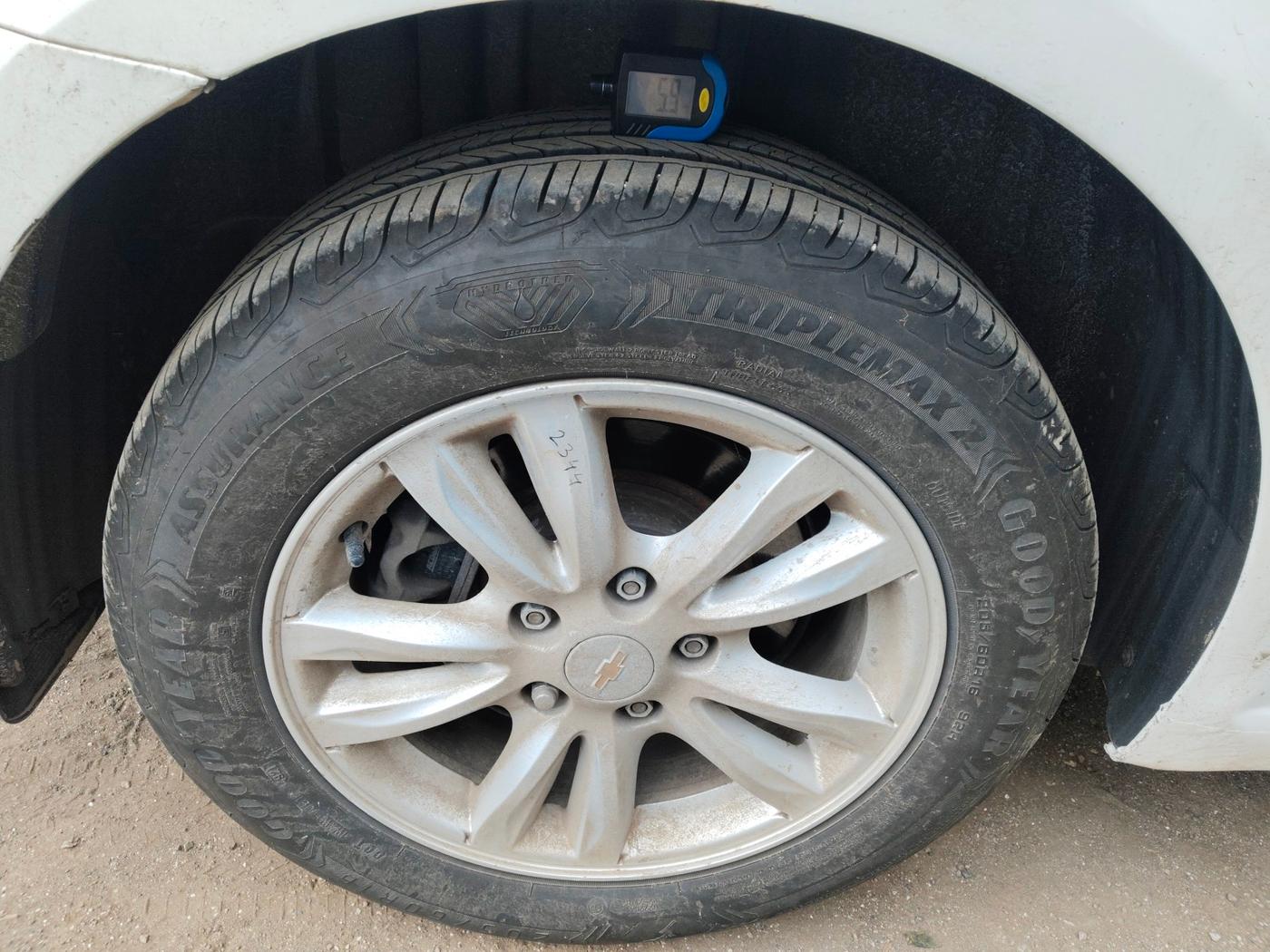 2015 Chevrolet Cruze LTZ, Diesel, Manual, 1,04,987 km, tyre