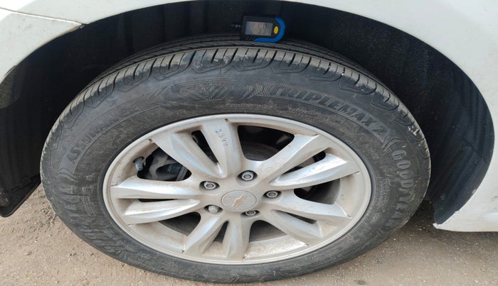2015 Chevrolet Cruze LTZ, Diesel, Manual, 1,04,987 km, tyre