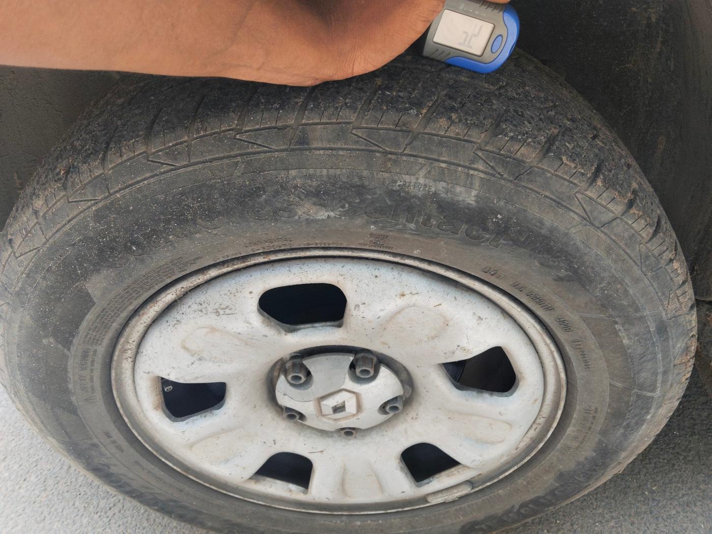 2013 Renault Duster 85 PS RXE DIESEL, Diesel, Manual, 1,69,000 km, tyre