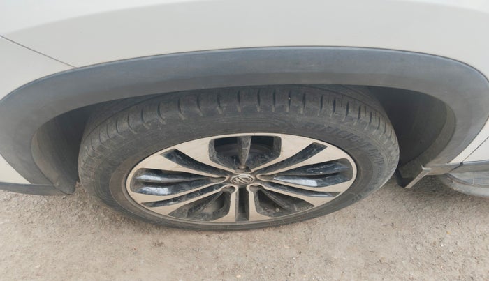 2022 MG HECTOR SHARP HYBRID 1.5 PETROL, Petrol, Manual, 42,462 km, tyre