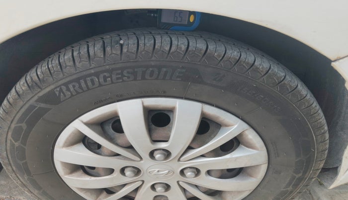 2014 Hyundai i10 SPORTZ 1.1 LPG, Petrol, Manual, 1,02,766 km, tyre