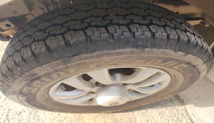 2013 Tata Safari Storme 2.2 VX 4X2, Diesel, Manual, 1,28,883 km, tyre