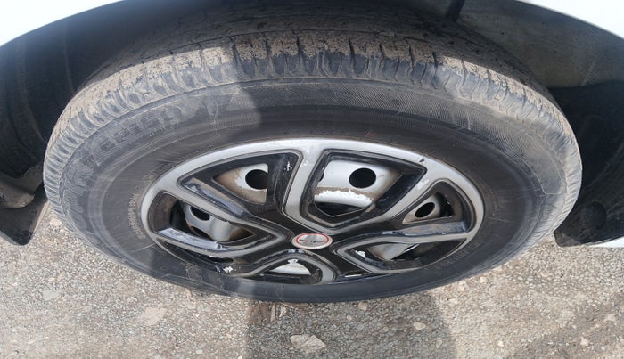 2023 Tata ALTROZ XE PETROL, Petrol, Manual, 55,673 km, tyre