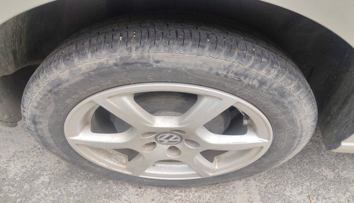 2013 Volkswagen Vento HIGHLINE 1.6 MPI, Petrol, Manual, 65,439 km, tyre