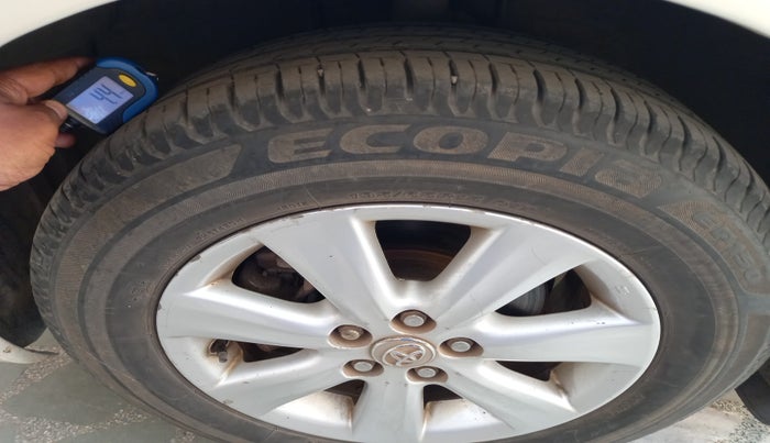 2010 Toyota Corolla Altis G PETROL, Petrol, Manual, 1,69,036 km, tyre