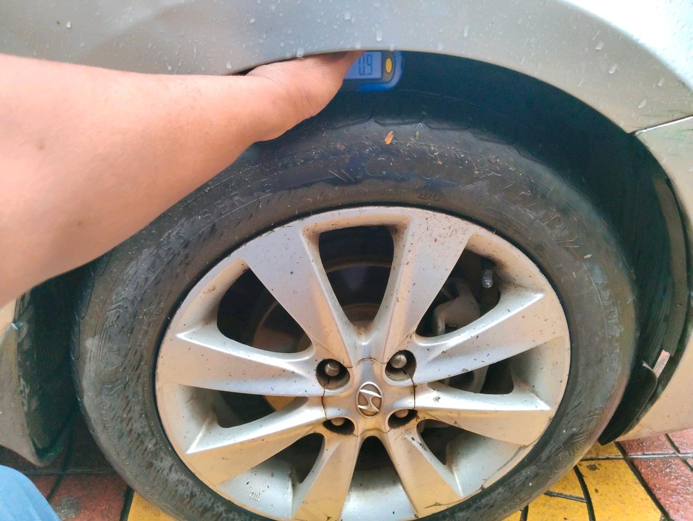 2013 Hyundai Verna FLUIDIC 1.6 CRDI SX OPT AT, Diesel, Automatic, 1,67,081 km, tyre