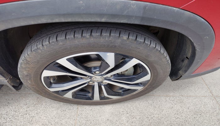 2023 MG HECTOR PLUS SAVVY PRO 1.5 TURBO CVT 7 STR, Petrol, Automatic, 14,200 km, tyre