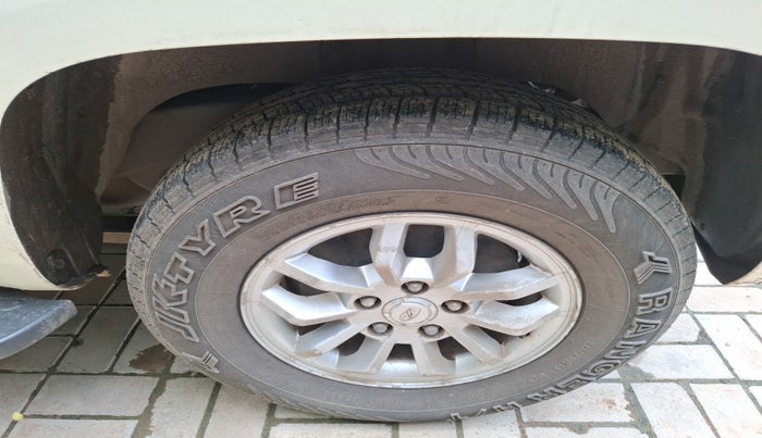 2016 Mahindra TUV300 T8, Diesel, Manual, 1,19,299 km, tyre
