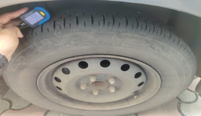 2014 Toyota Innova 2.5 GX 8 STR, Diesel, Manual, 2,69,746 km, tyre