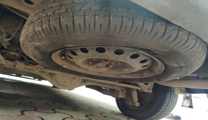 2014 Toyota Innova 2.5 GX 8 STR, Diesel, Manual, 2,69,746 km, tyre