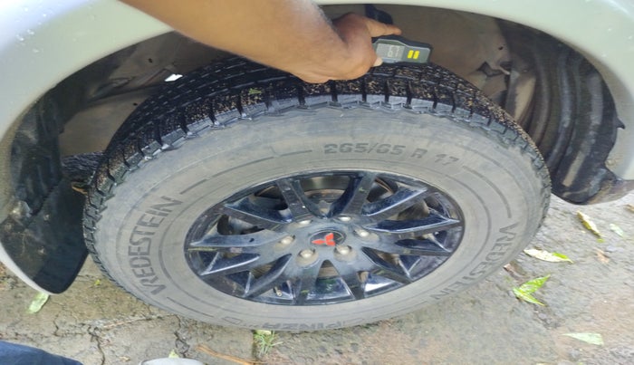 2015 Mitsubishi Pajero Sport 2.5 AT 4X2, Diesel, Automatic, 1,63,408 km, tyre