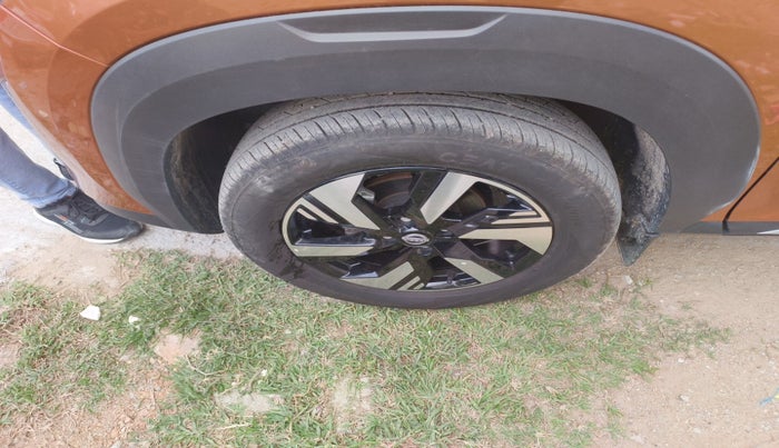 2024 Nissan MAGNITE Tekna Plus HRAO 1.0 Turbo Petrol MT Dual Tone, Petrol, Manual, 4,120 km, tyre