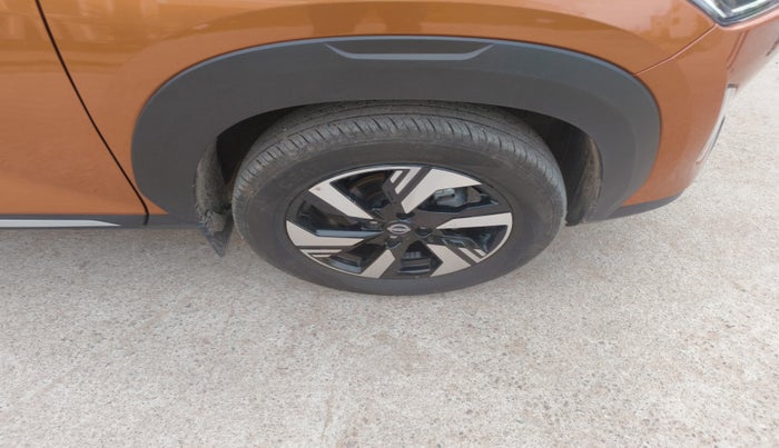 2024 Nissan MAGNITE Tekna Plus HRAO 1.0 Turbo Petrol MT Dual Tone, Petrol, Manual, 4,120 km, tyre