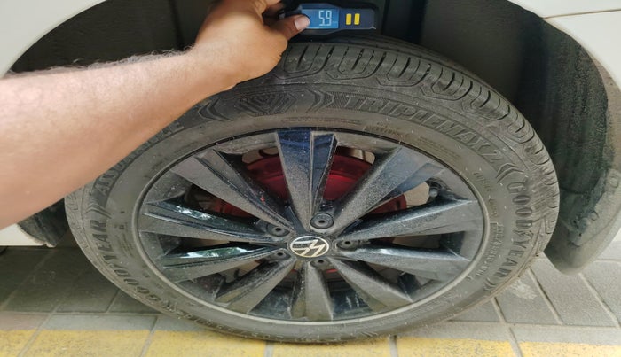 2022 Volkswagen VIRTUS HIGHLINE TSI 1.0 AT, Petrol, Automatic, 11,715 km, tyre