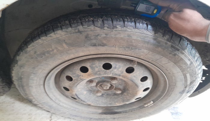 2013 Maruti Swift VXI, Petrol, Manual, 1,07,657 km, tyre