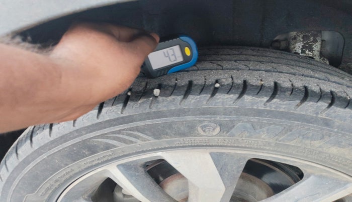 2020 Mahindra XUV300 W8 (O) 1.2 PETROL, Petrol, Manual, 70,581 km, tyre