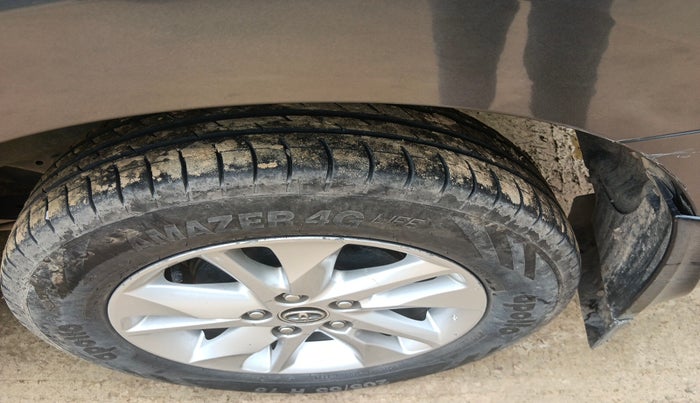 2019 Toyota Innova Crysta 2.8 GX AT 7 STR, Diesel, Automatic, 1,59,357 km, tyre