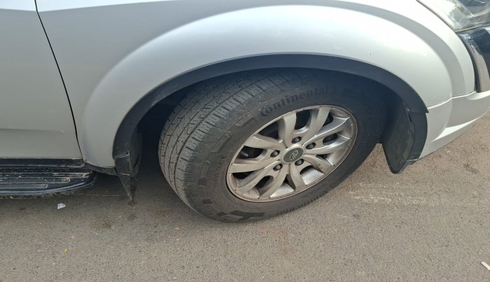 2018 Mahindra XUV500 W9 AT, Diesel, Automatic, 1,27,645 km, tyre