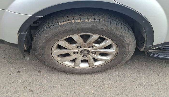 2018 Mahindra XUV500 W9 AT, Diesel, Automatic, 1,27,645 km, tyre