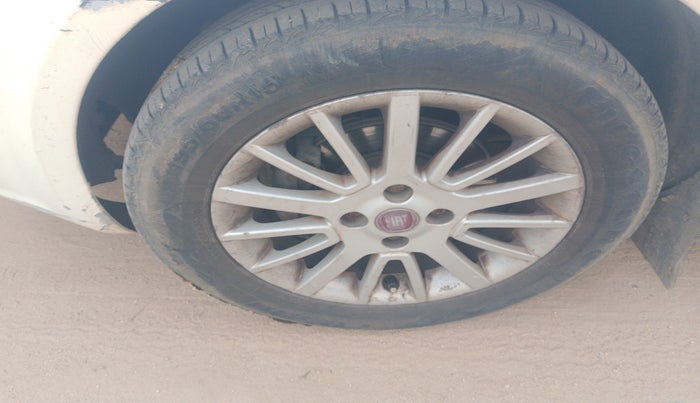 2010 Fiat Linea EMOTION 1.4, Petrol, Manual, 1,16,490 km, tyre