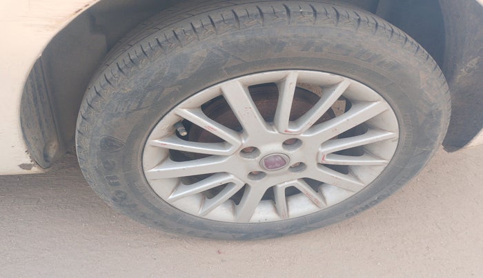 2010 Fiat Linea EMOTION 1.4, Petrol, Manual, 1,16,490 km, tyre