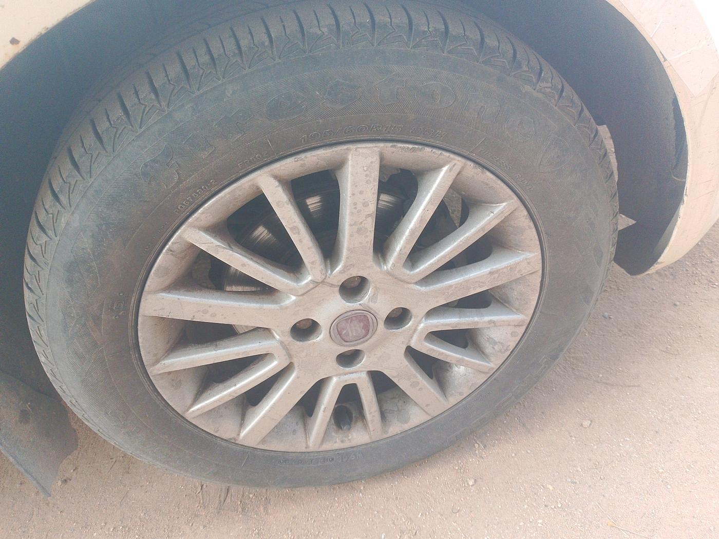 2010 Fiat Linea EMOTION 1.4, Petrol, Manual, 1,16,490 km, tyre