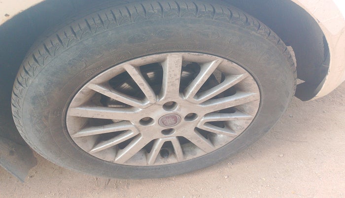 2010 Fiat Linea EMOTION 1.4, Petrol, Manual, 1,16,490 km, tyre