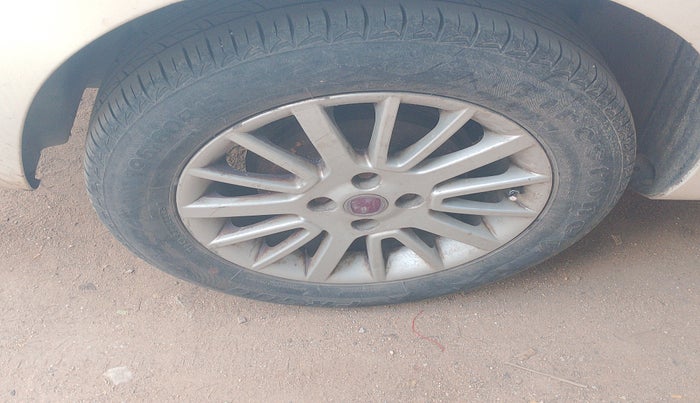 2010 Fiat Linea EMOTION 1.4, Petrol, Manual, 1,16,490 km, tyre