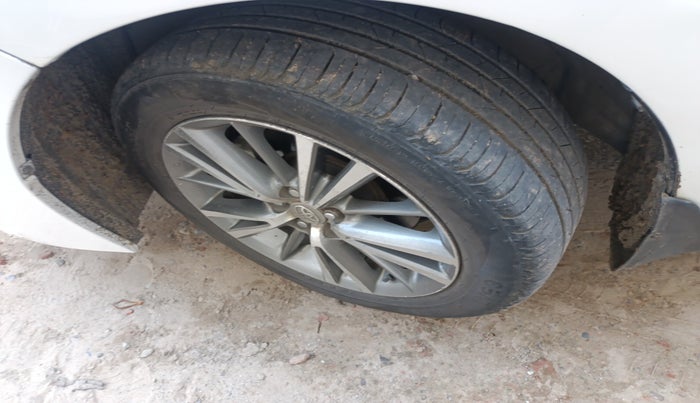 2014 Toyota Corolla Altis G DIESEL, Diesel, Manual, 2,12,452 km, tyre