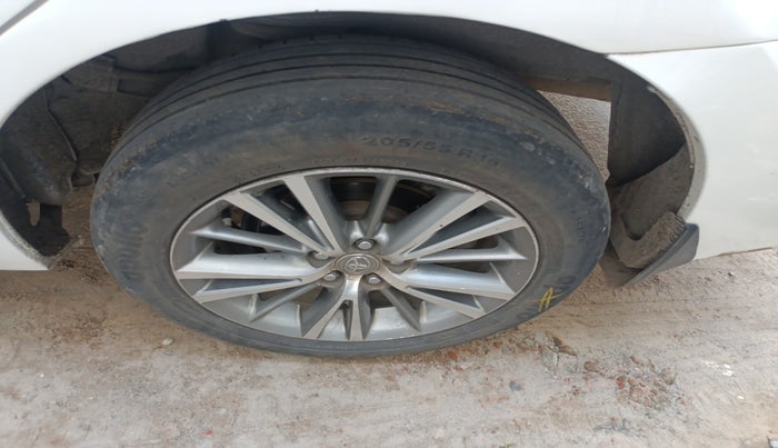 2014 Toyota Corolla Altis G DIESEL, Diesel, Manual, 2,12,452 km, tyre