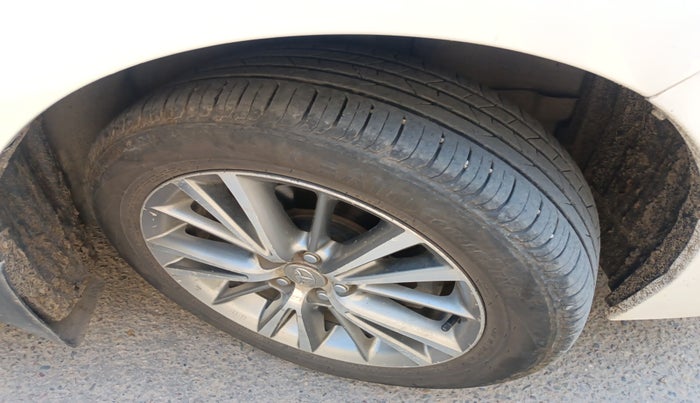 2014 Toyota Corolla Altis G DIESEL, Diesel, Manual, 2,12,452 km, tyre