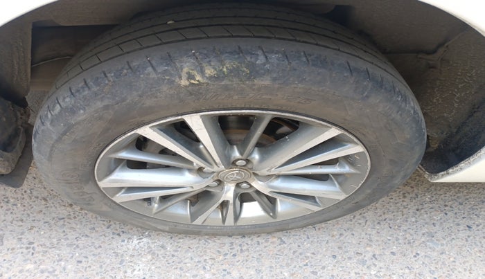 2014 Toyota Corolla Altis G DIESEL, Diesel, Manual, 2,12,452 km, tyre