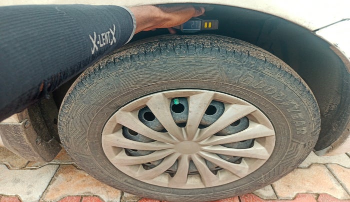 2013 Maruti Swift VXI, Petrol, Manual, 1,69,652 km, tyre