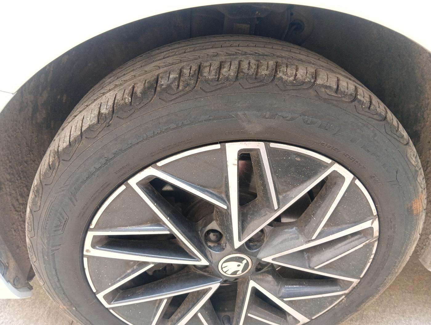 2021 Skoda Octavia L&K 2.0 AT, Petrol, Automatic, 74,307 km, tyre
