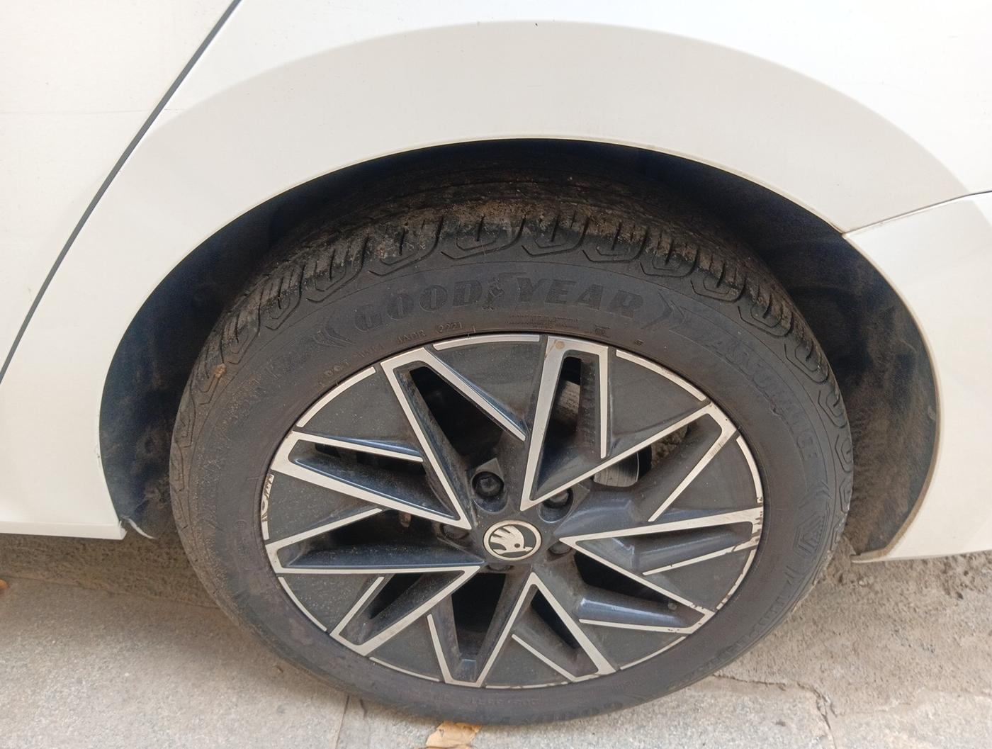 2021 Skoda Octavia L&K 2.0 AT, Petrol, Automatic, 74,307 km, tyre