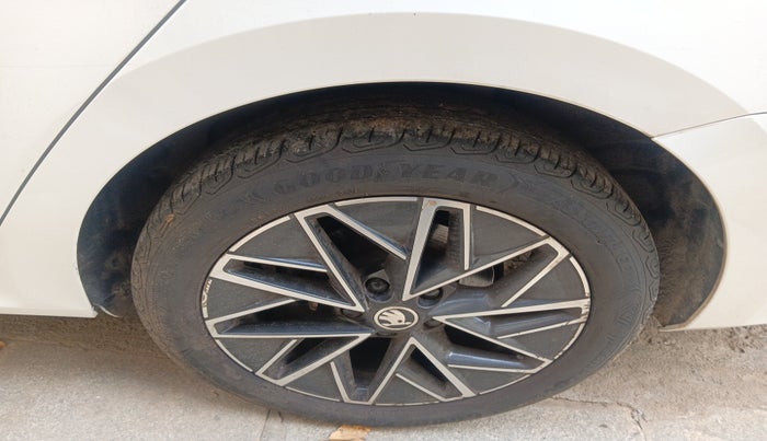 2021 Skoda Octavia L&K 2.0 AT, Petrol, Automatic, 74,307 km, tyre