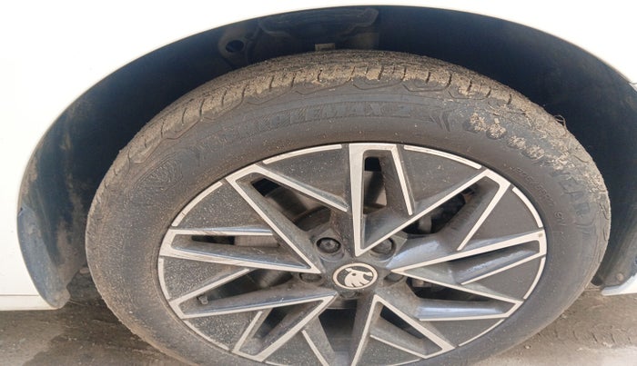 2021 Skoda Octavia L&K 2.0 AT, Petrol, Automatic, 74,307 km, tyre