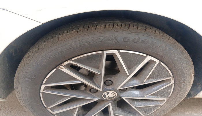 2021 Skoda Octavia L&K 2.0 AT, Petrol, Automatic, 74,307 km, tyre