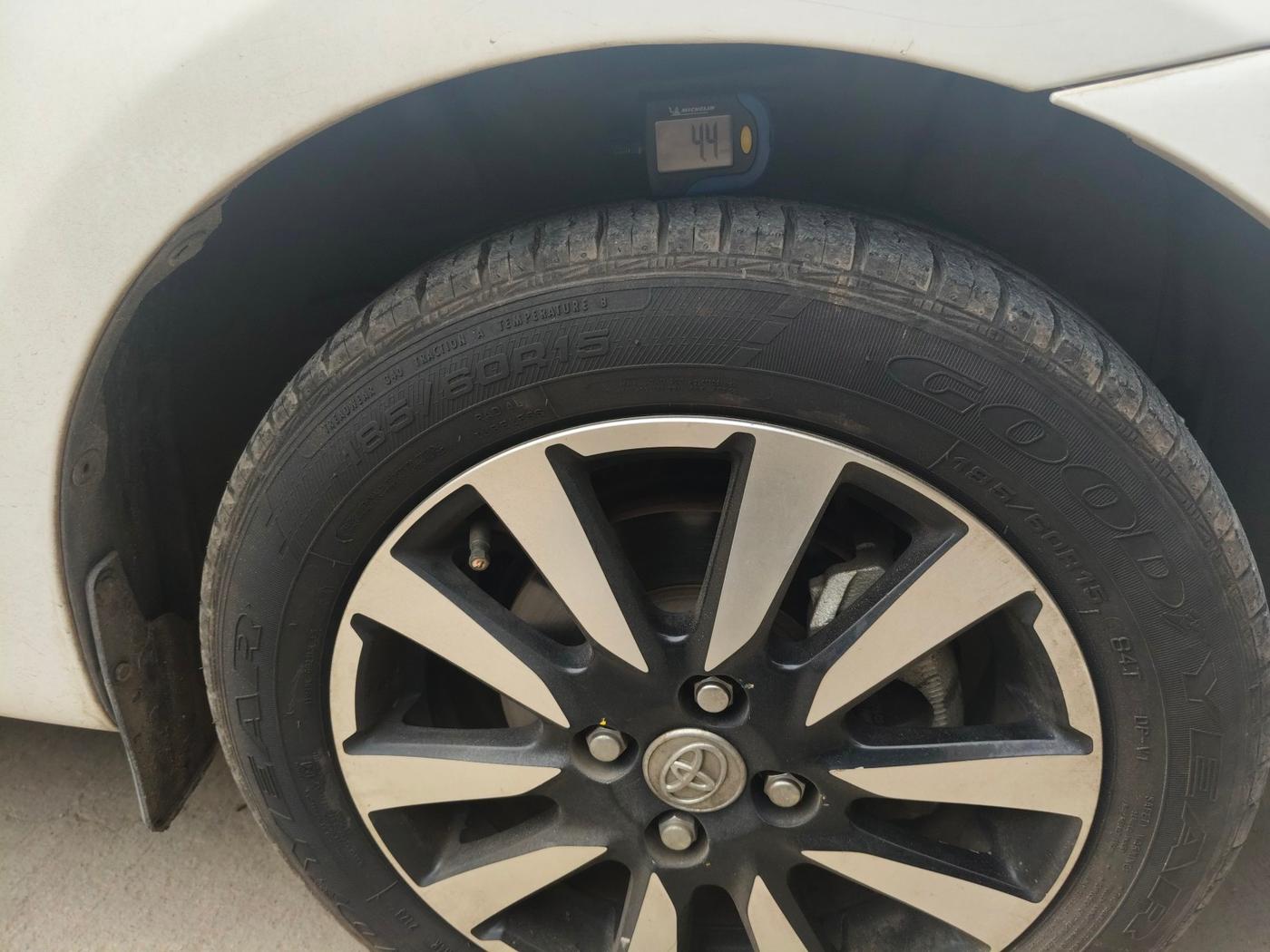 2019 Toyota Etios Liva VX DUAL TONE, Petrol, Manual, 50,434 km, tyre
