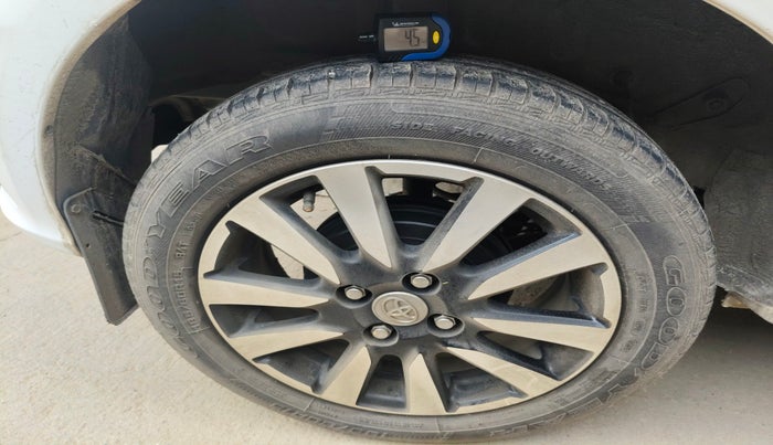 2019 Toyota Etios Liva VX DUAL TONE, Petrol, Manual, 50,434 km, tyre