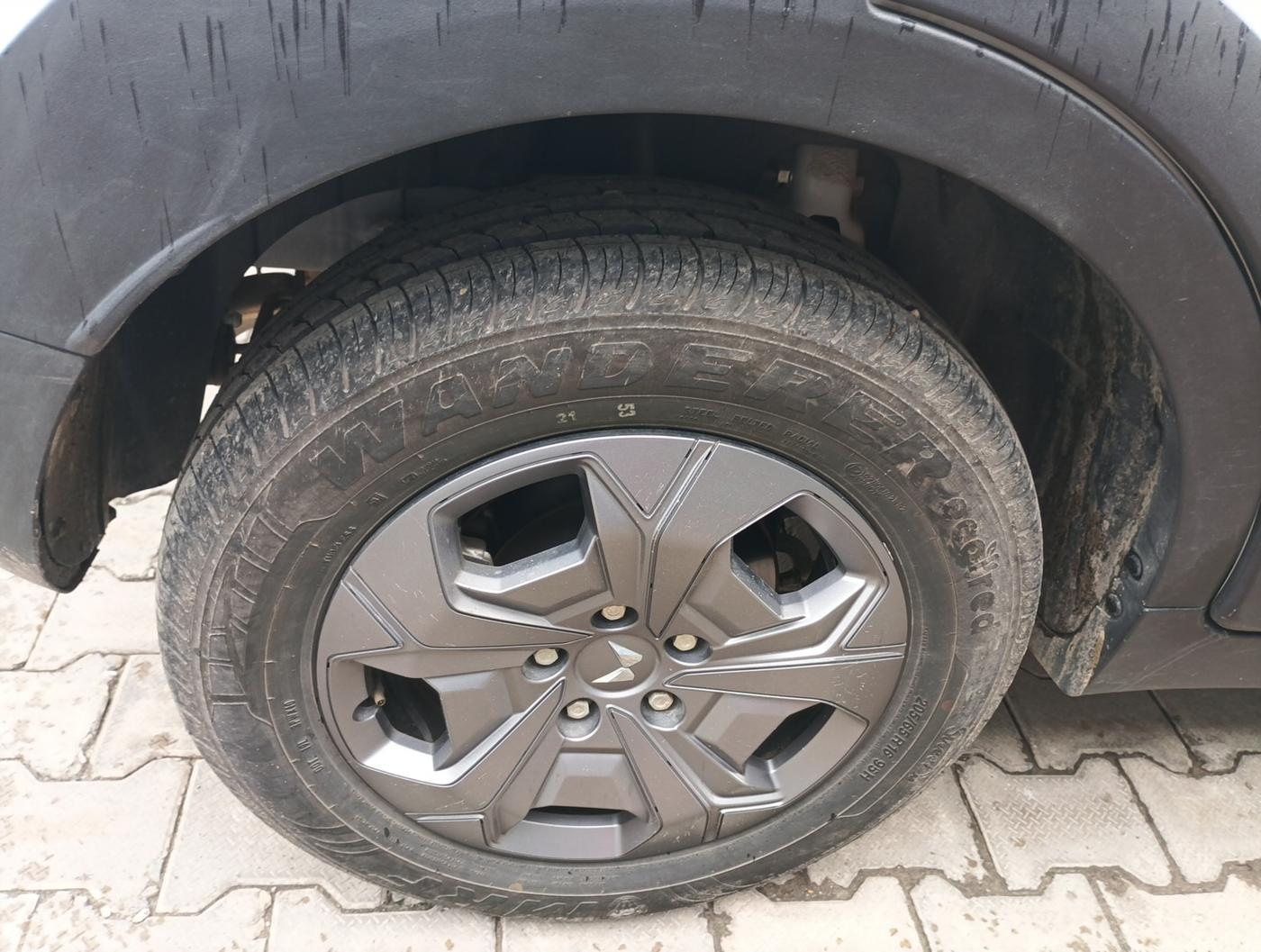 2025 Mahindra XUV 3XO MX3 Pro 1.2 L TCMPFI AT, Petrol, Automatic, 95,113 km, tyre