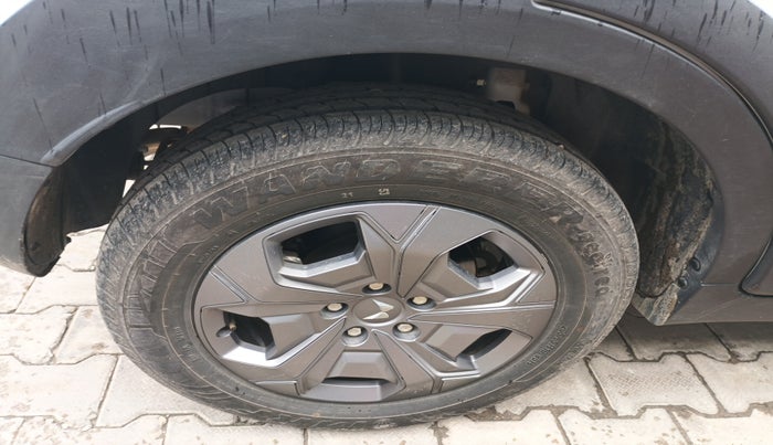 2025 Mahindra XUV 3XO MX3 Pro 1.2 L TCMPFI AT, Petrol, Automatic, 2,639 km, tyre
