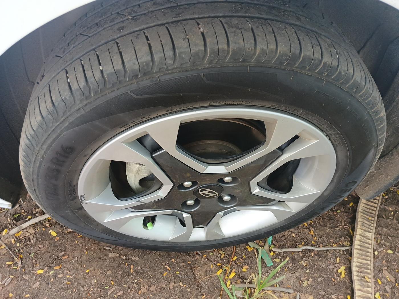 2024 Hyundai NEW I20 Sportz (O) 1.2, Petrol, Manual, 19,917 km, tyre