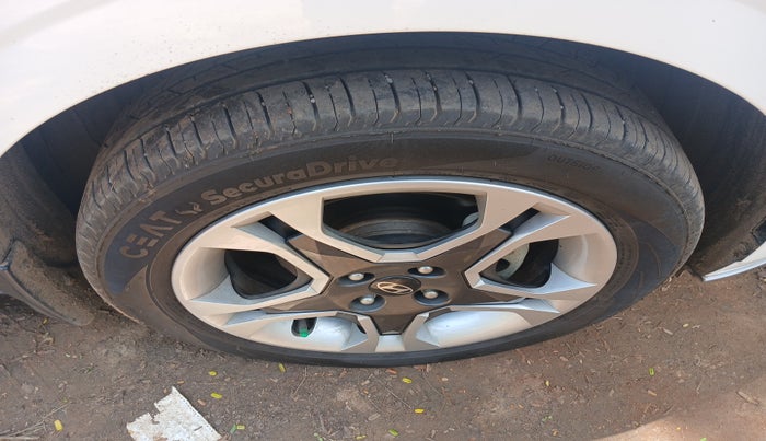 2024 Hyundai NEW I20 Sportz (O) 1.2, Petrol, Manual, 19,917 km, tyre