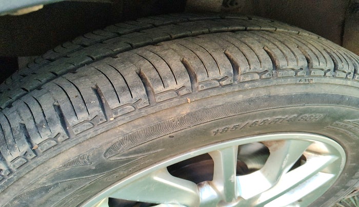 2016 Mahindra Kuv100 K8 6 STR, Petrol, Manual, 69,098 km, tyre