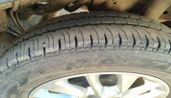2016 Mahindra Kuv100 K8 6 STR, Petrol, Manual, 69,098 km, tyre