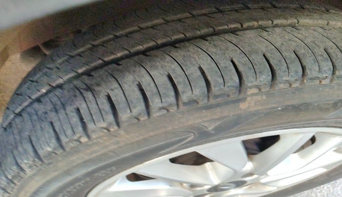 2016 Mahindra Kuv100 K8 6 STR, Petrol, Manual, 69,098 km, tyre