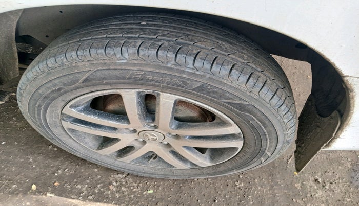 2010 Toyota Innova 2.5 G4 7 STR, Diesel, Manual, 1,75,848 km, tyre