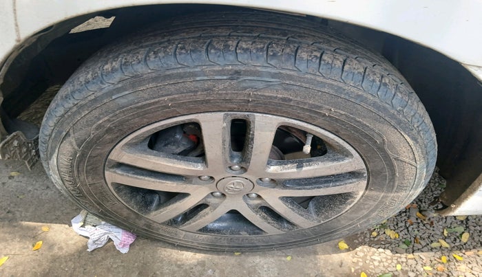 2010 Toyota Innova 2.5 G4 7 STR, Diesel, Manual, 1,75,848 km, tyre