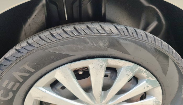 2012 Volkswagen Vento COMFORTLINE 1.6, Petrol, Manual, 1,52,243 km, tyre
